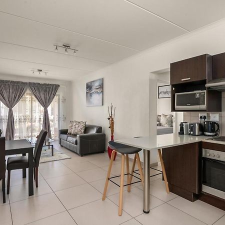 V&S Apartments - Immaculate Luxury Apartment In Fourways, Johannesburg แซนด์ตัน ภายนอก รูปภาพ