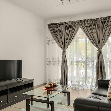 V&S Apartments - Immaculate Luxury Apartment In Fourways, Johannesburg แซนด์ตัน ภายนอก รูปภาพ